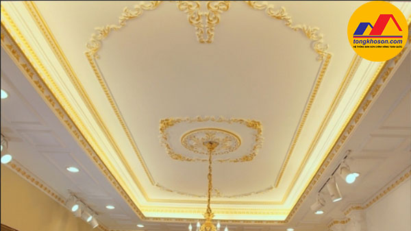 Nhà phào chỉ màu vàng