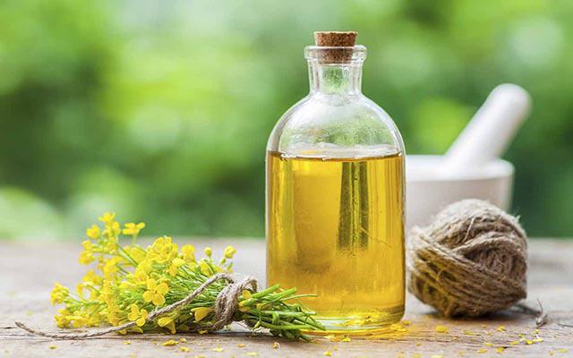 sử dụng dầu ăn để làm sạch tường