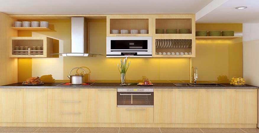 Căn bếp màu vàng kết hợp với tủ bếp bằng gỗ mang lại sự sang trọng