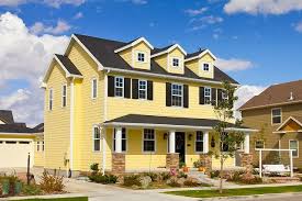 Sơn tường màu vàng là sự lựa chọn phù hợp với gia chủ mệnh Mộc xây nhà hướng Nam
