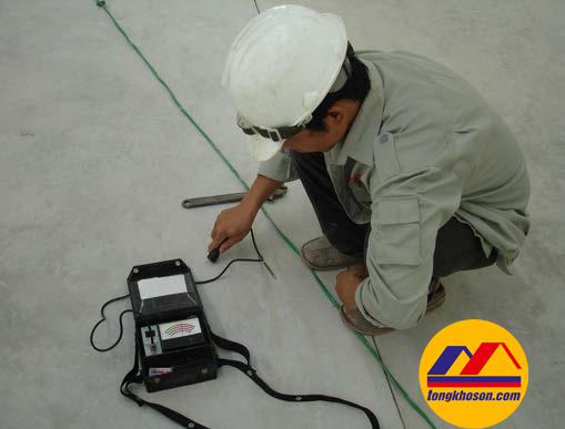 kiểm tra bề mặt sàn trước khi thi công sơn Epoxy