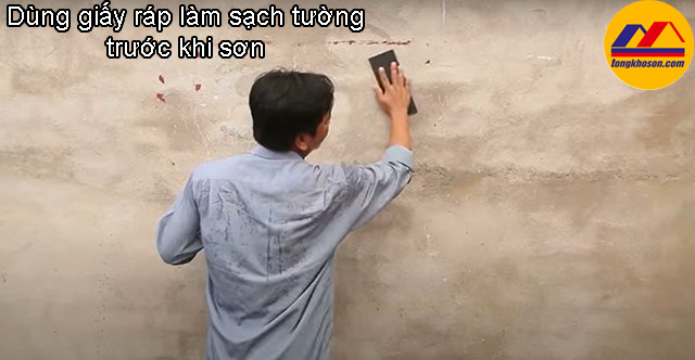 Quy trình sơn chống thấm tường - Sử dụng giấy ráp làm sạch tường