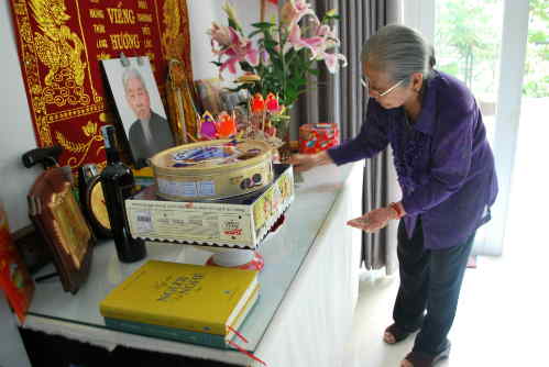 lau dọn bàn thờ