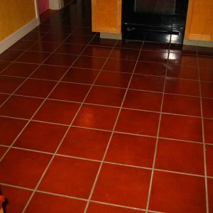 Gạch lát sàn màu đỏ tốt cho nhà hướng Bắc gia chủ mệnh Thổ