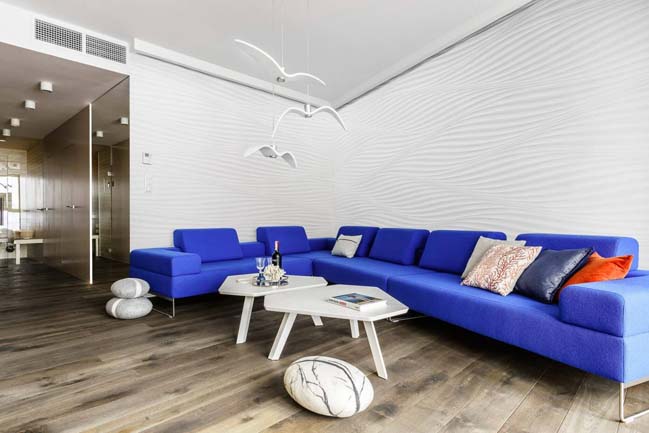 Sơn màu trắng với điểm nhấn là bộ sofa màu xanh láy tưởng tuyệt vời nếu bạn chưa biết chọn màu sơn nào cho mệnh Thủy