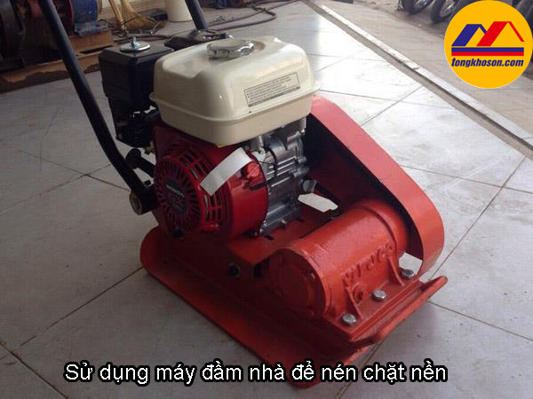 Sử dụng máy đầm nhà để nén chặt nền