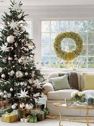 trang trí cây thông noel bằng những vật trang trí lớn