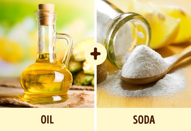 kết hợp dầu ăn à bột nở làm sạch tường bếp