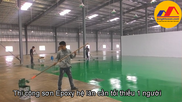 Thi công sơn Epoxy hệ lăn cần tối thiểu 1 người