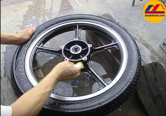 Vệ sinh vành xe máy