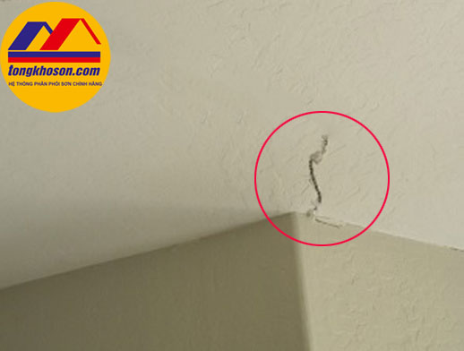 cách xử lý vế nứt trần do ảnh hưởng của thời tiết