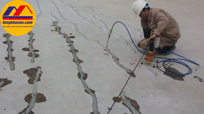 Cách xử lý chống thấm trần nhà hiệu quả bằng máy bơm áp lực