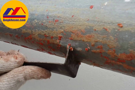 Cạo sạch rỉ sét bị bong chóc