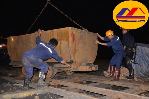 Sơn xe goong ray xe goong chôn trong đất hầm mỏ