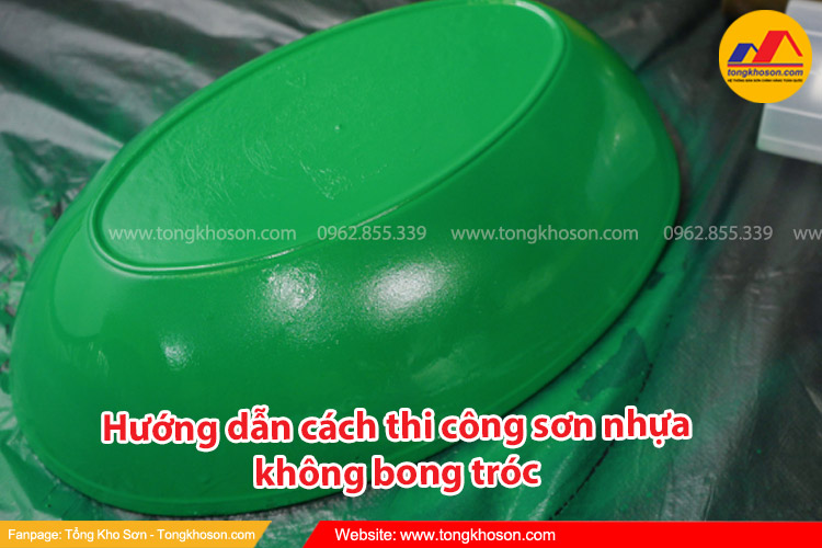  Tiến hành thi công sơn bề mặt nhựa không tróc