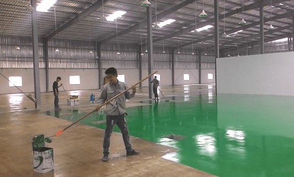 thi công lớp sơn epoxy thứ nhất