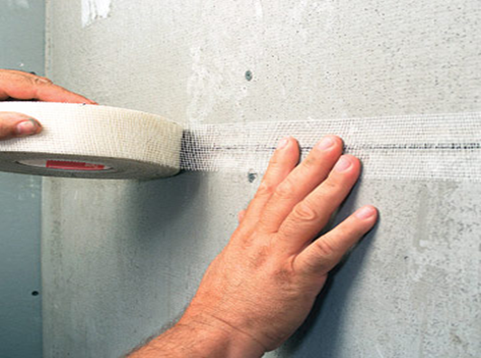 thi công băng lưới thủy tinh trần thạch cao